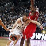 El jugador del Real Madrid Sergio Rodríguez (i) entra a canasta ante Dunston, de Olympiacos
