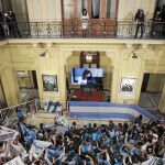 POPULISMO PERONISTA. Cristina Fernández saluda a sus seguidores en la Casa Rosada en Buenos Aires, después de su comparecencia transmitida por la televisión nacional para todo el país