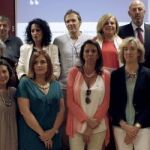 La presidenta del Covite, Consuelo Ordóñez (4d, detrás), junto a otros miembros, durante la presentación del "Manifiesto de la dignidad".