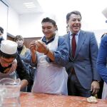 González, durante su visita a una muestra de los Talleres Escolares de Consumo en Getafe