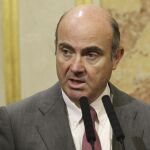 El ministro de Economía, Luis de Guindos, hace declaraciones a los medios de comunicación en el Congreso de los Diputados