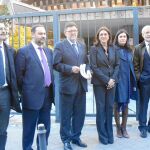 Ximo Puig, junto a diputados y senadores socialistas, en la puerta del Tribunal Constitucional