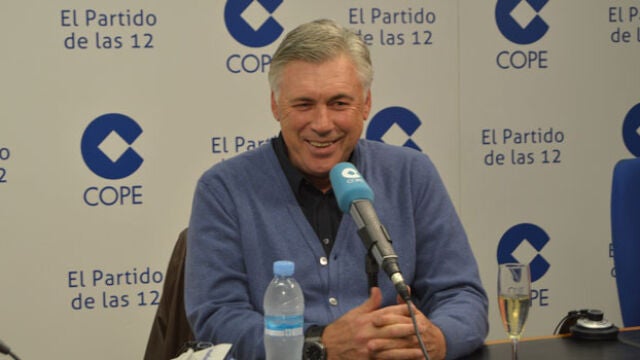 Momento de la entrevista radiofónica que Carlo Ancelotti mantuvo ayer con el equipo de «El partido de las 12»