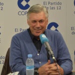 Momento de la entrevista radiofónica que Carlo Ancelotti mantuvo ayer con el equipo de «El partido de las 12»