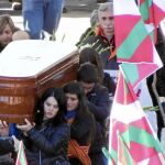 En el sepelio en mondragón, al que asistieron tres ex presos de ETA, se dedicaron a Bolinaga versos loando su figura y un aurresku de honor