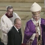 Los Reyes, a su llegada hoy a la catedral de la Almudena donde tiene lugar el funeral de Estado