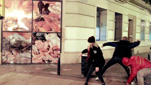 Un grupo de manifestantes apedrean el escaparate de un supermercado