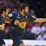 Los jugadores de la selección española de balonmano Joan Canellas (izqda) y Jorge Maqueda (dcha), celebran un tanto durante el enfrentamiento de su equipo con la selección austriaca