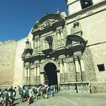 Arequipa es la segunda ciudad más poblada de Perú. Es conocida como la Ciudad Blanca.