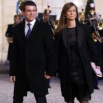 Manuel Valls (i), y su esposa, Anne Gravoin (d), posan previo a una cena de Estado en el Palacio Elíseo.