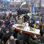 Varios ucranianos se despiden en Kiev de una de las víctimas de la brutal represión del jueves