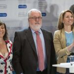 El cabeza de lista del PP a las próximas elecciones europeas, Miguel Arias Cañete (c), ha intervenido en un acto en Bilbao junto a dirigentes del PP vasco