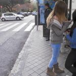 La niña denunció que un hombre intentó atraparla en la parada del 146 (en la imagen) junto a su colegio