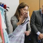 El Presidente González durante su visita a una empresa del sur de la Comunidad.