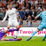Ronaldo remata de forma impecable el primer gol del amistoso que el Real Madrid disputó ayer en Varsovia