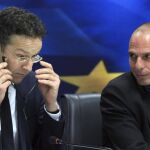 El presidente del Eurogrupo, Jeroen Dijsselbloem, junto al ministro de Finanzas griego, Yanis Varufakis.