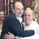 El alcalde en funciones de Granada, José Torres Hurtado, es abrazado por el presidente del PP de Granada, Sebastian Pérez