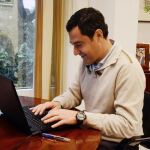 El presidente del PP andaluz y candidato a la Junta de Andalucía, Juanma Moreno, responde a las preguntas de los ciudadanos a través de un chat