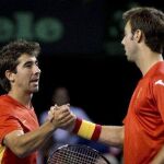 Marc Lopez y Marcel Granollers celebran uno de los puntos de su partido ante Nestor y Pospisil