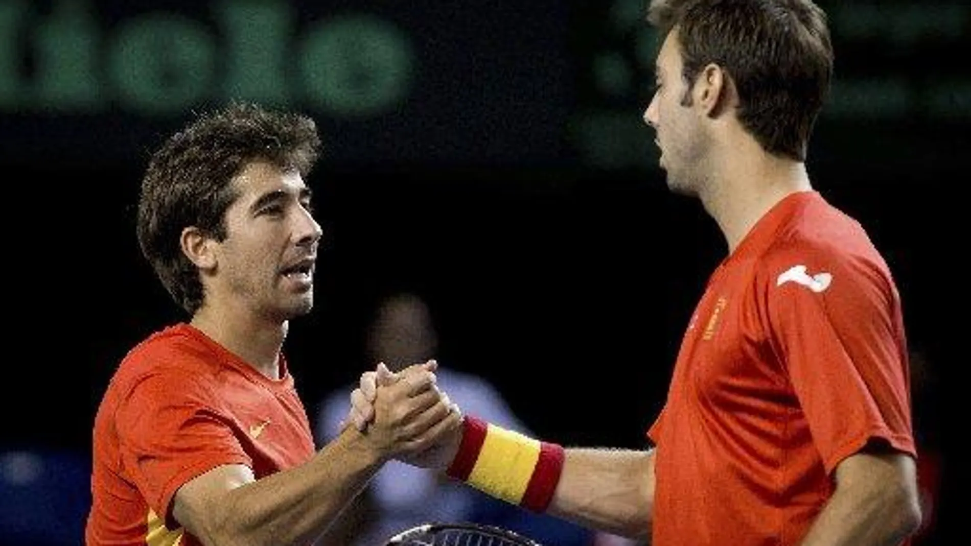 Marc Lopez y Marcel Granollers celebran uno de los puntos de su partido ante Nestor y Pospisil