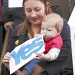 A MORDISCOS. Un bebé de seis meses muerde un cartel de apoyo a la secesión durante un acto de Alex Salmond en Edimburgo