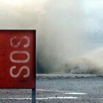 Un hombre observa los efectos de una tormenta sobre la costa catalana