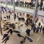 Activistas prodemocráticos participan en un flashmob en un centro comercial de Hong Kong.