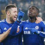 Los jugadores del Chelsea Kurt Zouma y Gary Cahill