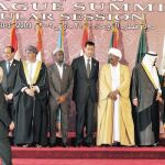 Omar Al Bashir, flanqueado por los asistentes a la Cumbre de la Liga Árabe celebrada en Doha
