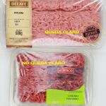 La OCU ha distribuido esta imagen con dos ejemplos de lo que debe y no debe ser la información del empaquetado de la carne