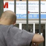 Un cámara graba esta tarde la entrada del Hospital Carlos III de Madrid, donde están la auxiliar de enfermería infectada y los posibles casos de contagio.