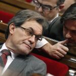 El presidente de la Generalitat, Artur Mas, charla con el exparlamentario de CiU Oriol Pujol