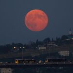 La ciudad de Estambul (Turquía), bajo el reflejo de la superluna