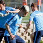 Godín, Ansaldi y Griezmann, de izquierda a derecha