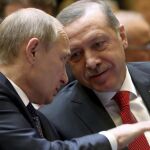 Vladimir Putin (i), y a su homólogo turco, Recep Tayyip Erdogan.