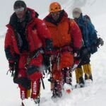 El alpinista Alfredo García durante su descenso del Gasherbrum I, de donde fue rescatado y a cuya expedición pertenecían tres alpinistas más que fallecieron tras hacer cumbre.