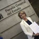 La candidata del PP a la Alcaldía de Madrid, Esperanza Aguirre, ayer a su llegada a la Fiscalía General del Estado