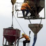 Dos obreros en la construcción de un edificio