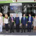 La delegada del Gobierno, Cristina Cifuentes, presentó ayer con el alcalde de Móstoles, Daniel Ortiz, el novedoso servicio de autobús que permitirá a quienes acudan a las fiestas de la localidad desplazarse de forma gratuita entre los escenarios de los conciertos, el recinto ferial y el mercado de artesanía.