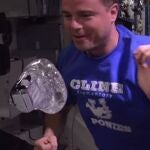 Astronautas de la NASA graban con una GoPro metida en una burbuja de agua