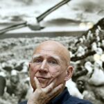 El fotógrafo brasileño Sebastiao Salgado ante una de sus fotos durante la presentación hoy en el CaixaFórum de Barcelona