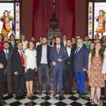 El socialista José Hila (c) junto con los miembros del nuevo consistorio tras ser investido hoy nuevo alcalde de Palma.