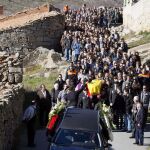 Varios compañeros portan el féretro durante el funeral y entierro celebrado hoy en Navarredondilla (Ávila)