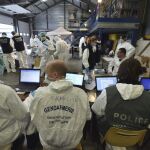 Los forenses trabajan en la identificación de las víctimas