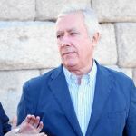 Javier Arenas, junto a la número uno de las Cortes del PP por Segovia, Silvia Clemente, y Raquel Fernández
