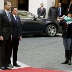 Los reyes Felipe VI y Letizia junto al primer ministro italiano, Matteo Renzi (c), antes del encuentro mantenido en el palacio Montecitorio de Roma