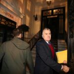 Bárcenas en el portal de su casa tras quedar en libertad