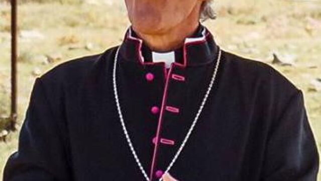 Álex Ángulo, caracterizado como obispo de Tarazona, durante el rodaje de "Bendita calamidad", la película en la que estaba trabajando y que ahora se ha paralizado.
