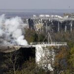Humo en las cercanías del aeropuerto de Donetsk, al fondo en la imagen.