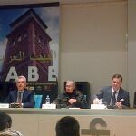De izda a drcha, el director de Casa Árabe Eduardo López Busquets, el conferenciante (en el centro) Mohammed Larbi Zebiri y el embajador de Argelia, Mohammed Haneche.